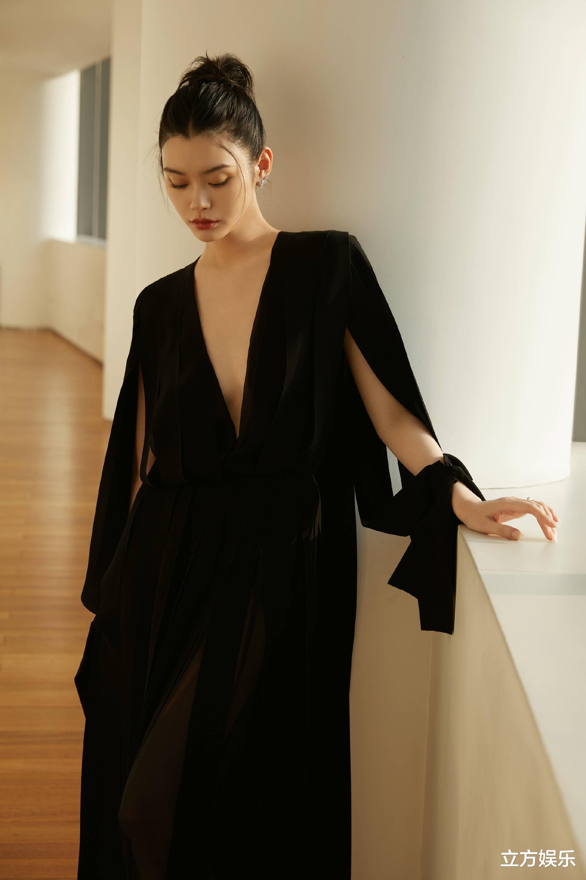 奚梦瑶|奚梦瑶产后复出，穿着深V黑裙参加活动，发际线还是很堪忧！