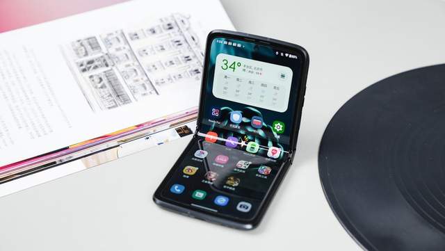 三星|折叠屏进入主力时代：moto razr 2022高能配置还原舒适体验