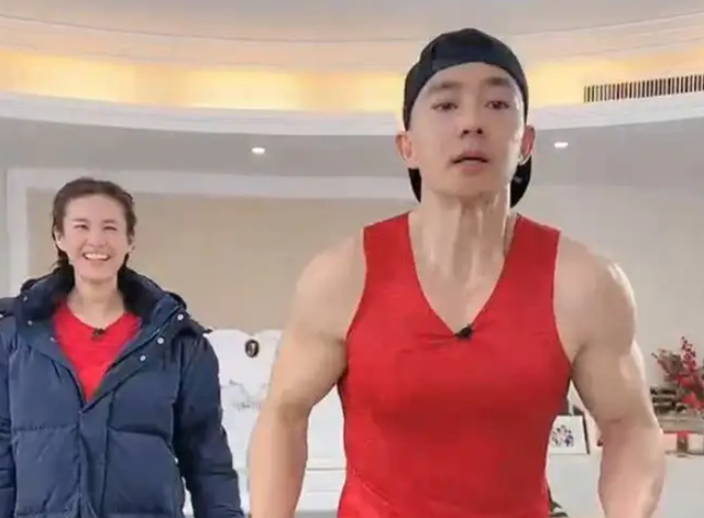 女孩 又一位“刘畊宏女孩”受伤，住院抢救，专家：女孩不能随便跳