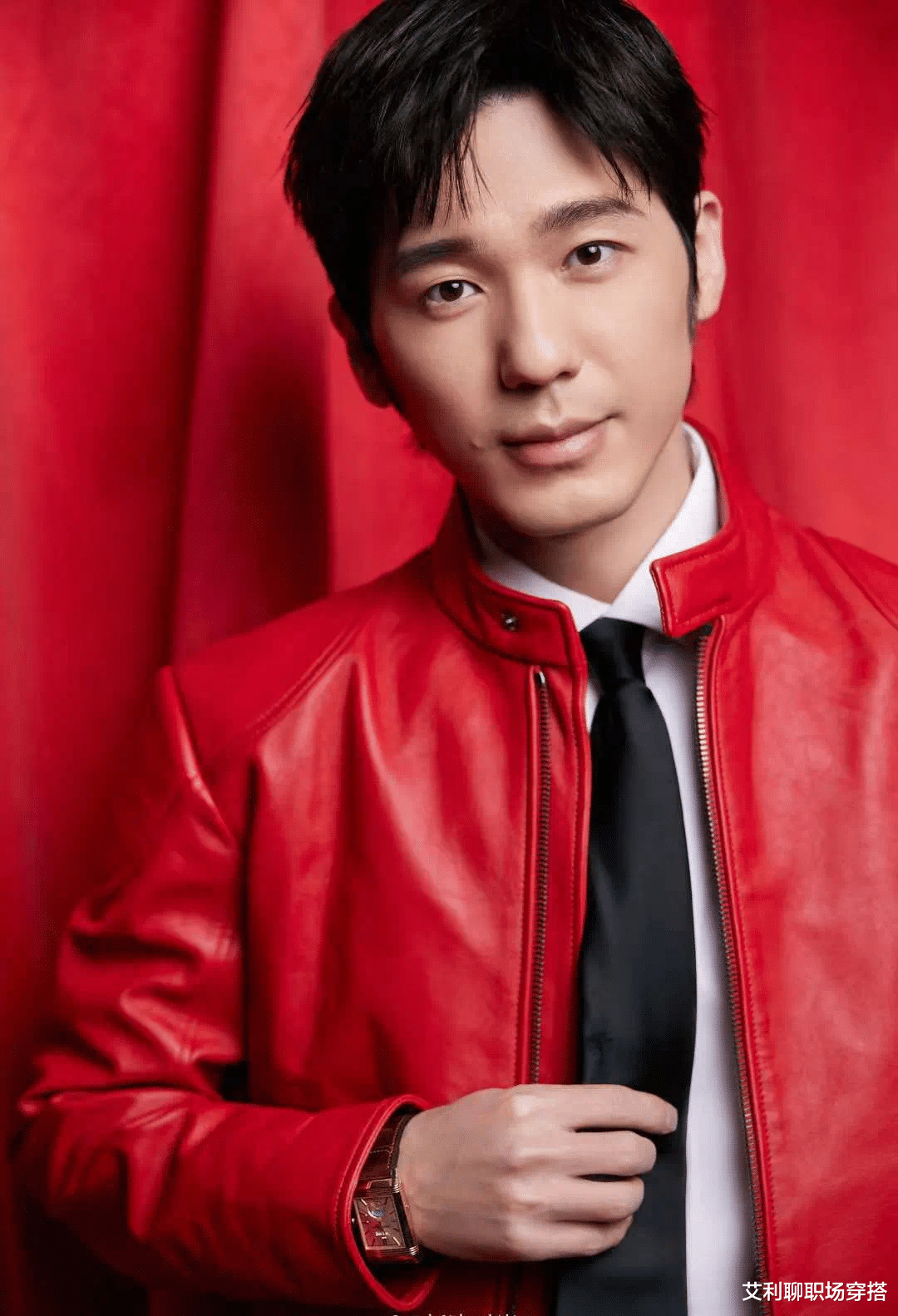 春晚|春晚明星扎堆比美，赵丽颖水墨长裙穿出国泰民安脸，秦岚惊艳宋祖儿俏皮