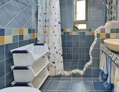 小卫生间不要装玻璃淋浴房,头一次见这样设计,真是太聪明了!