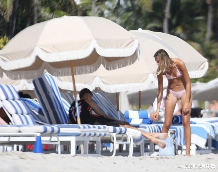 贝克汉姆|幸福!贝克汉姆19岁二儿子海边大秀恩爱,亲吻模特女友甜到发腻