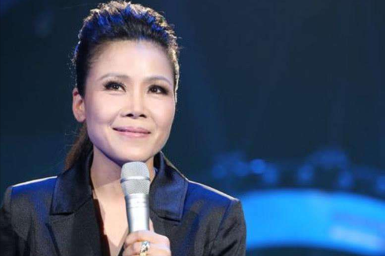 田震|56岁田震现身餐厅，身材纤细不见老态，心形首饰引人注意