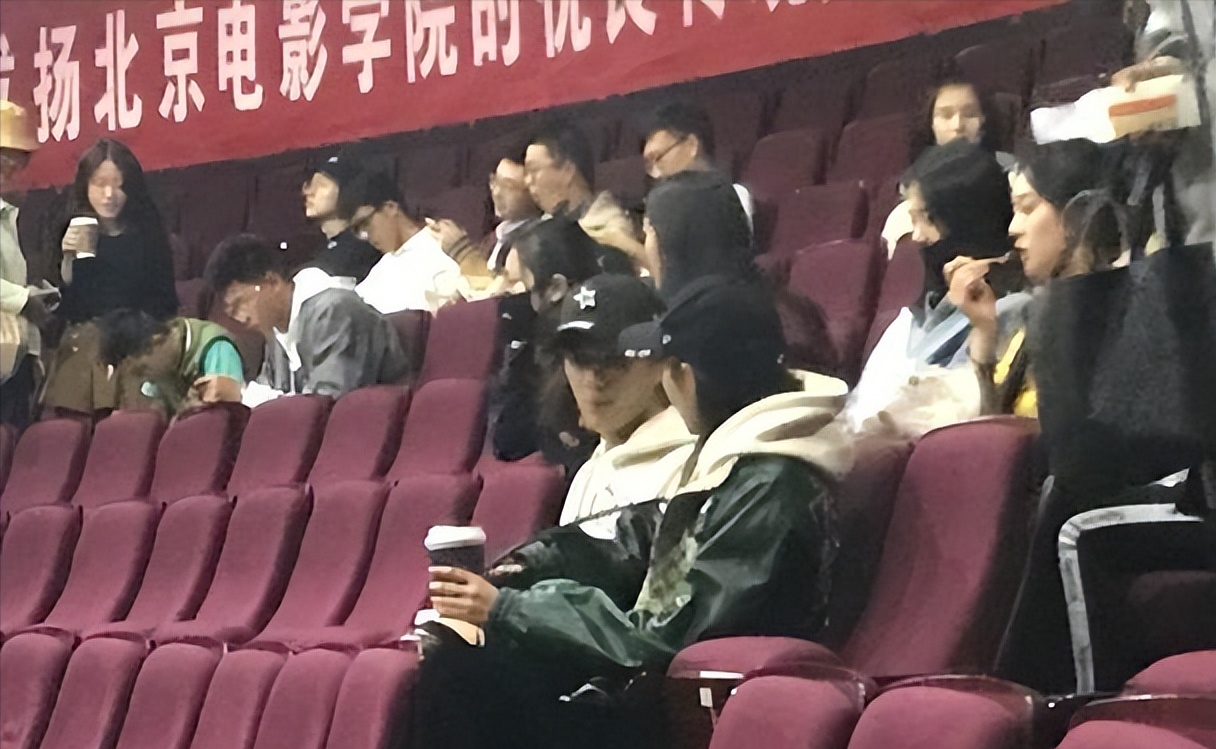 宋祖儿|北电18级毕业答辩线上进行，秦牛正威钟丽丽等现身，宋祖儿神情紧张