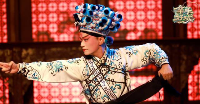 王宝强|王宝强腿受伤却坚持表演,京剧扮相让人惊艳,称一切太值得