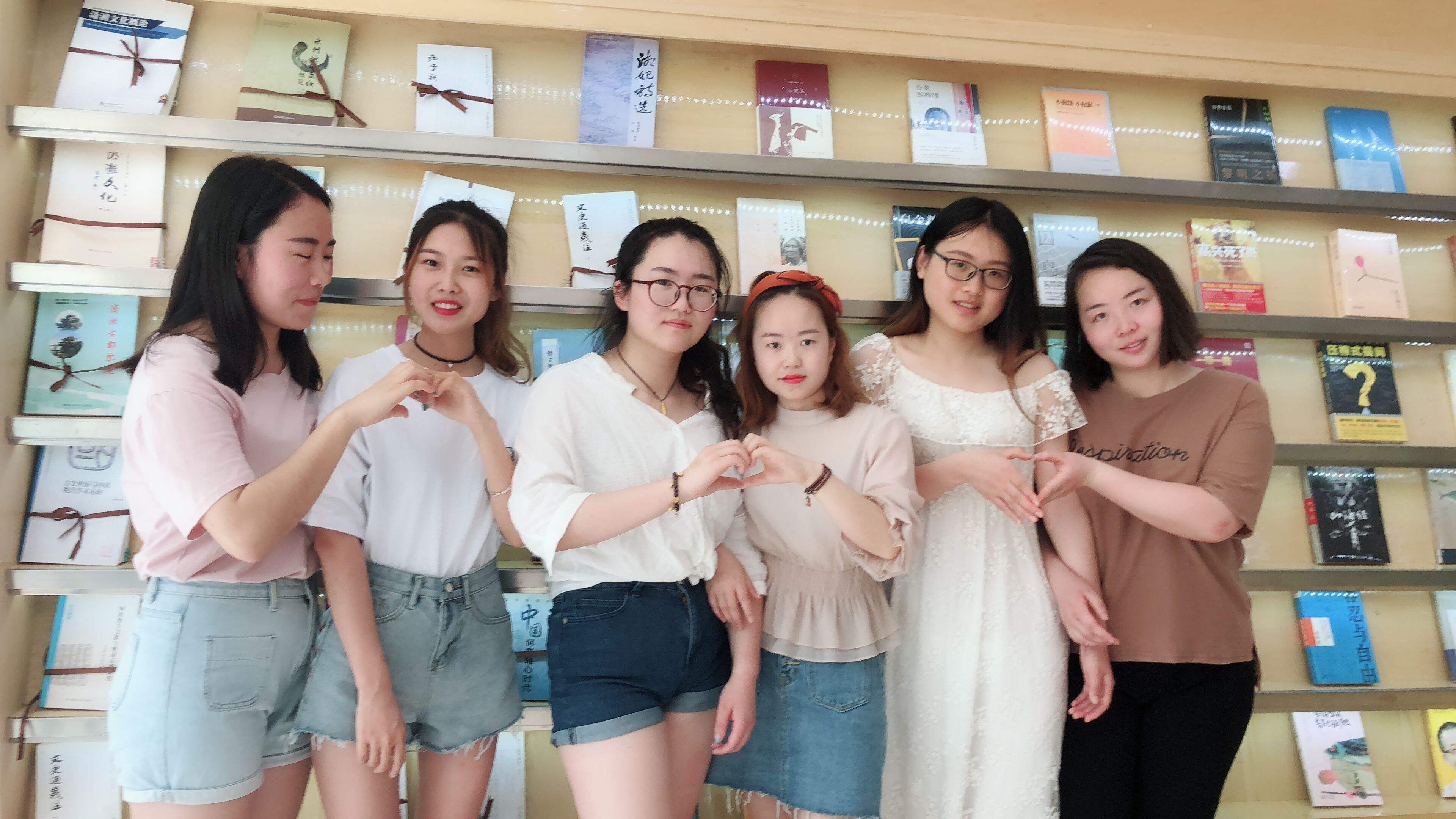 大学|“刚毕业就后悔了”,2名女生尴尬地站在校门外,身边行李是亮点