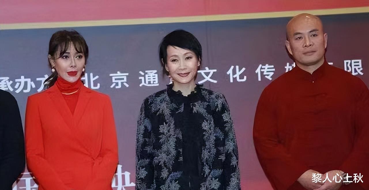 穿衣搭配|叶童与小16岁的爱戴同台，穿搭居然更胜一筹，穿金色皮裤格外耀眼