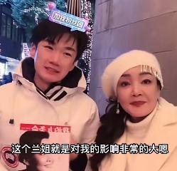 张兰|张兰现身上海机场，大批粉丝合影留念，张兰人气堪比流量明星