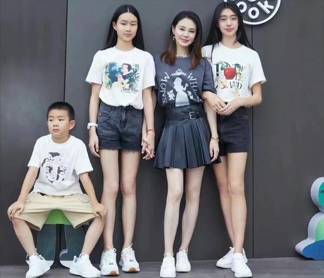 董洁|董洁、董璇、关悦跟谭卓带娃现身活动，离开滤镜的容貌太真实了