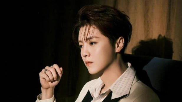 鹿晗|韩媒曝鹿晗关晓彤已经领证，春节期间会公开，网友：内娱狗仔废了