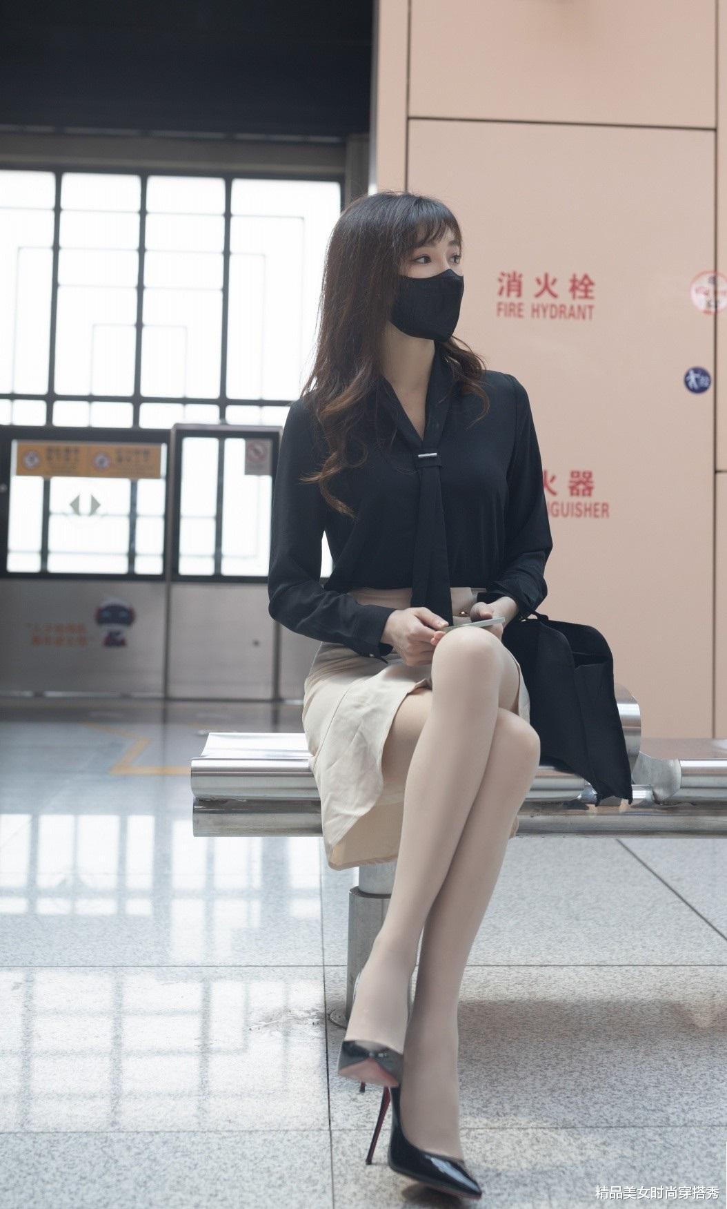 星座女|衬衫和半裙的黄金搭配,轻松get女神级的职场穿搭,精致又优雅