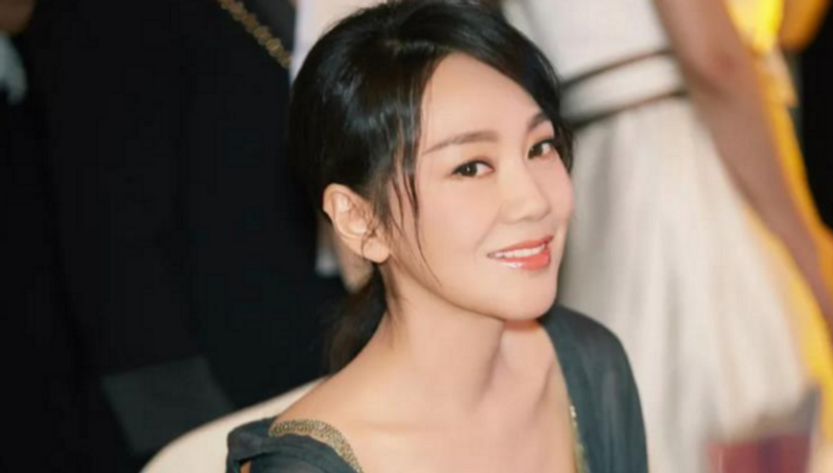 闫妮|51岁闫妮现身医院做体检！素颜出镜下巴超尖，单手插兜走路太霸气