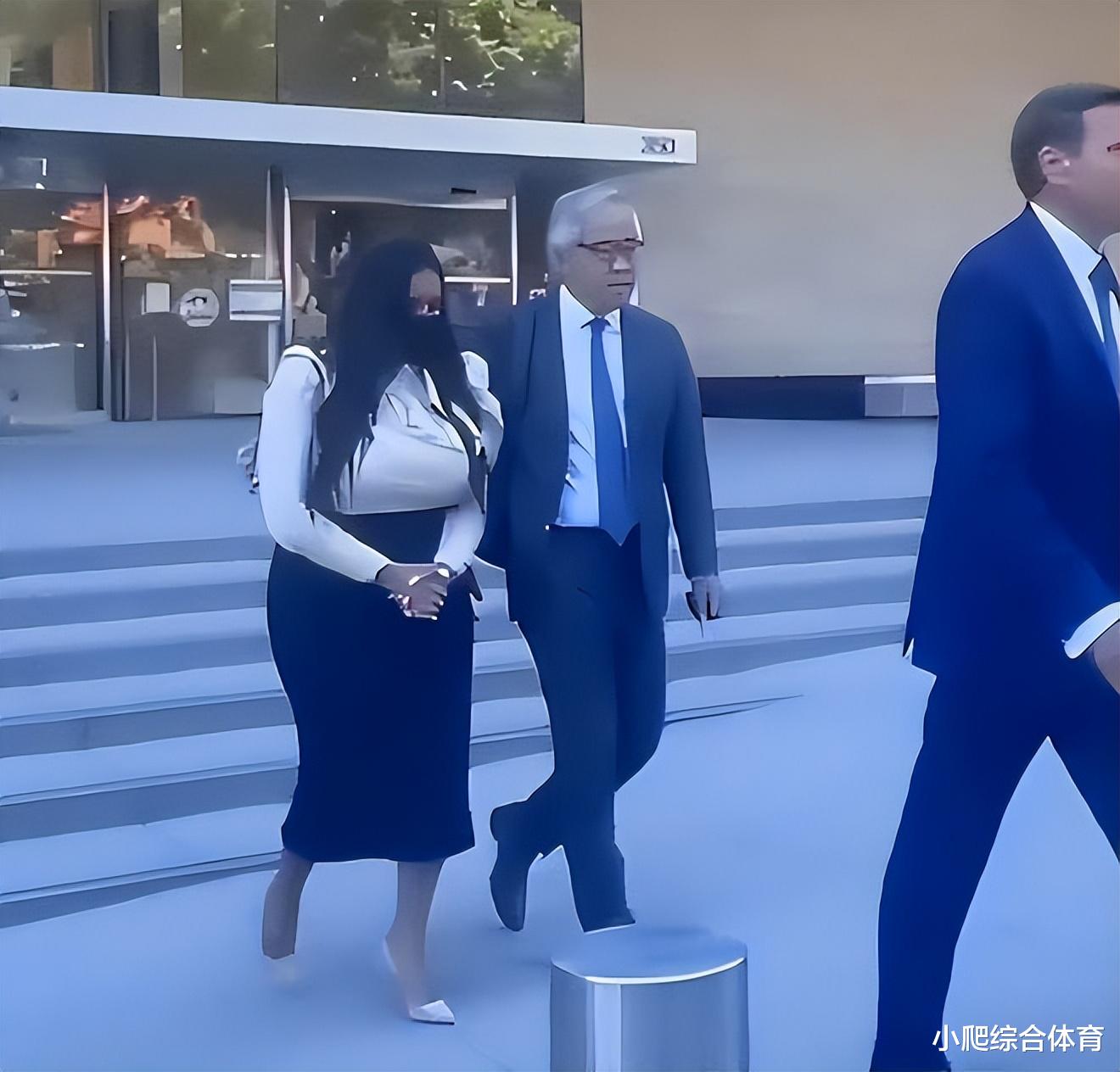 |瓦妮莎一身红参加派对！19岁女儿身材严重发福，母女加起来400斤