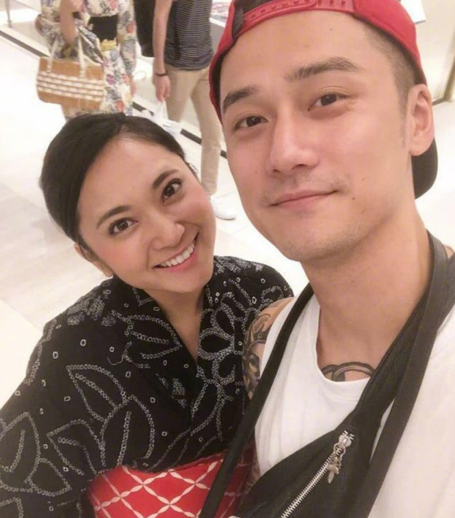 蒋劲夫|蒋劲夫在长沙酒吧被偶遇,喝3元水身材壮硕,身旁坐一位长发辣妹