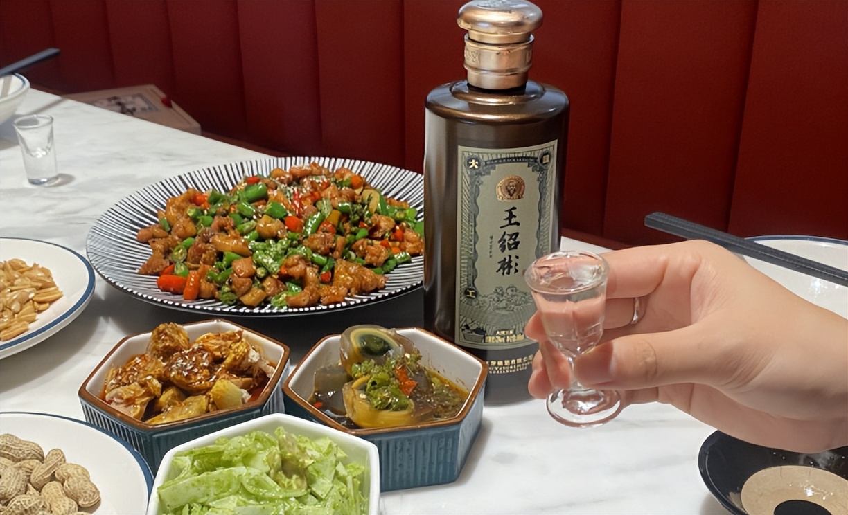 喝酱酒时为什么要配一瓶矿泉水？三个原因告诉你带矿泉水的好处