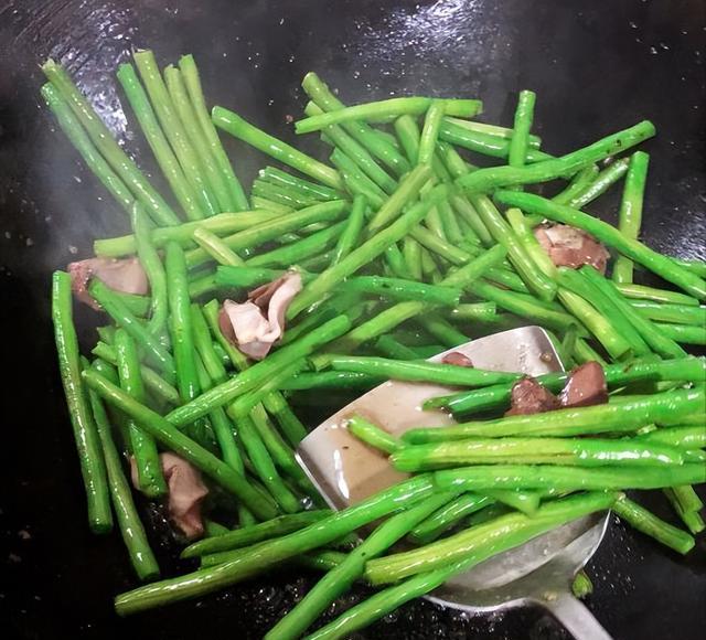 广东大哥来乡下吃饭,200元1盘肉连吃3盘,网友:店家含泪赚100