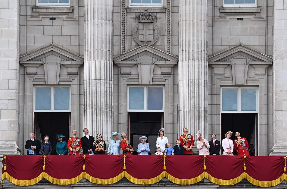 粉色|被英女王18岁孙女美到了！穿粉色花裙坐马车亮相，比夏洛特都好看