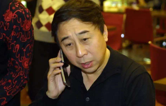 冯巩|“春晚常客”冯巩，被朋友保姆当众表白，被拒后索要50万分手费