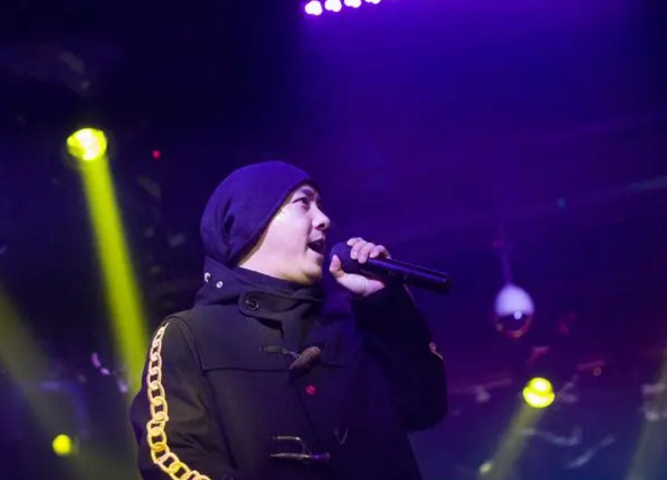 张卫健|男歌手帮电诈分子转移资金，网友：张卫健？官方最新回应来了