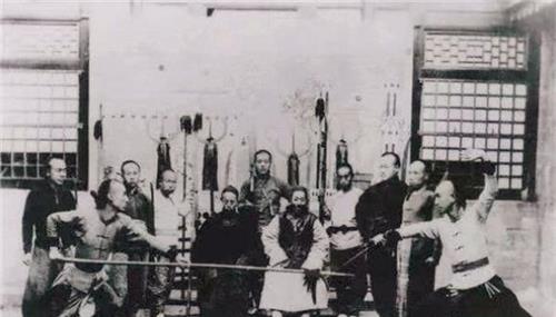 他枯瘦如柴却天生神力，出手必伤人，一生比武没有败绩，名字耳熟