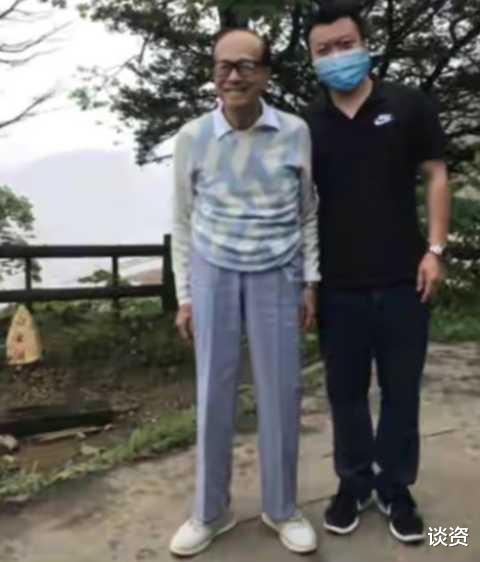 周凯旋|93岁李嘉诚与小33岁女友踏青，身形佝偻获贴心搀扶，周凯旋陪伴多年无名分