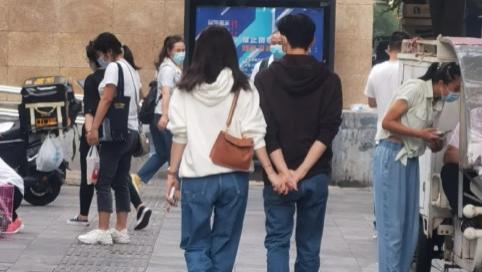 袁咏仪|张智霖再现“张氏牵手”，与袁咏仪逛街从背后勾她手，独特又甜蜜