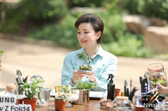 杨澜|“前央视一姐”杨澜重拾老本行，主持活动众人合影受追捧，穿包臀裙似女星