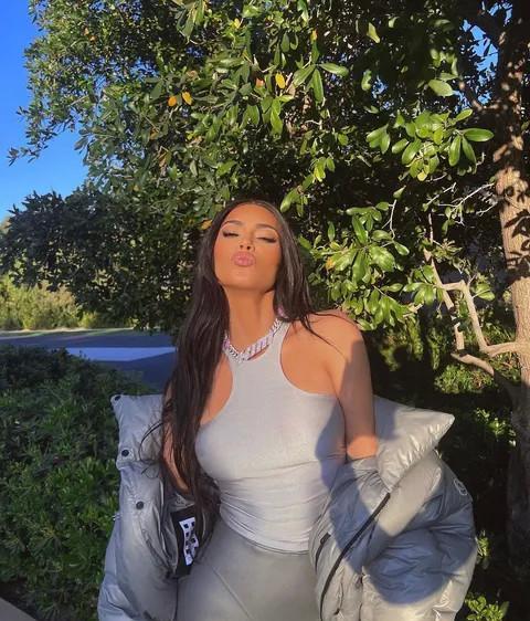 金·卡戴珊|41岁金卡戴珊嘟起厚唇,炫出定制钻石链,骄傲晒鲜肉男友的皮肤