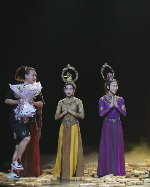 麦当娜|63岁杨丽萍被男粉丝扑倒，场面混乱吓坏众人，起身后忍不住笑了