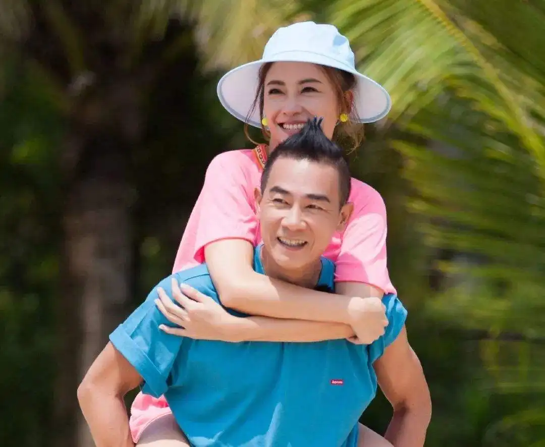 陈小春|无绯闻不滥情，娱乐圈最干净的4对夫妻，爆红后也对原配不离不弃