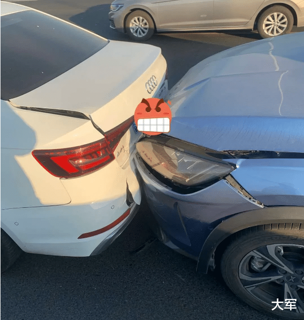 真的是倒霉到家了,回家路上遇到连环追尾后车要付全责,结果对方的保险公司竟然让我走报废