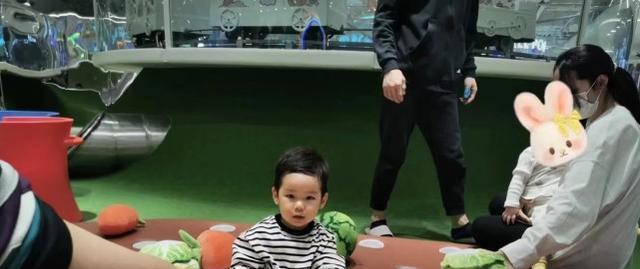 向佐|网友偶遇向佐郭碧婷，晒出的画面打脸爆料狗仔，女方望夫眼超真实