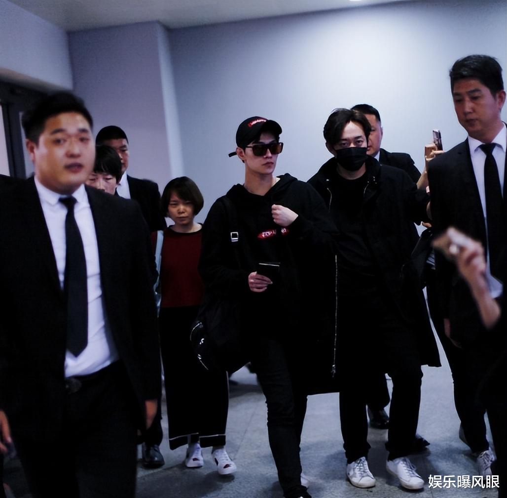 刘德华|61岁刘德华坐高铁！自己背包无保镖开路，网友：换小鲜肉10个起步