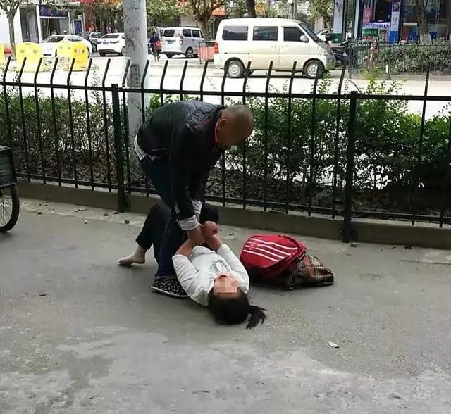 老人撞倒小孩开溜被阻拦猝死,家属起诉路人:你不拦就不会死