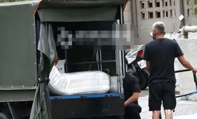 汤唯|大S归还200多万的床垫，表面发黄还有红色不明污渍！