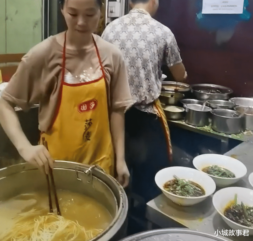 男子酒后排队吃面与食客赌气,狂点100碗面条,面馆老板煮到手软