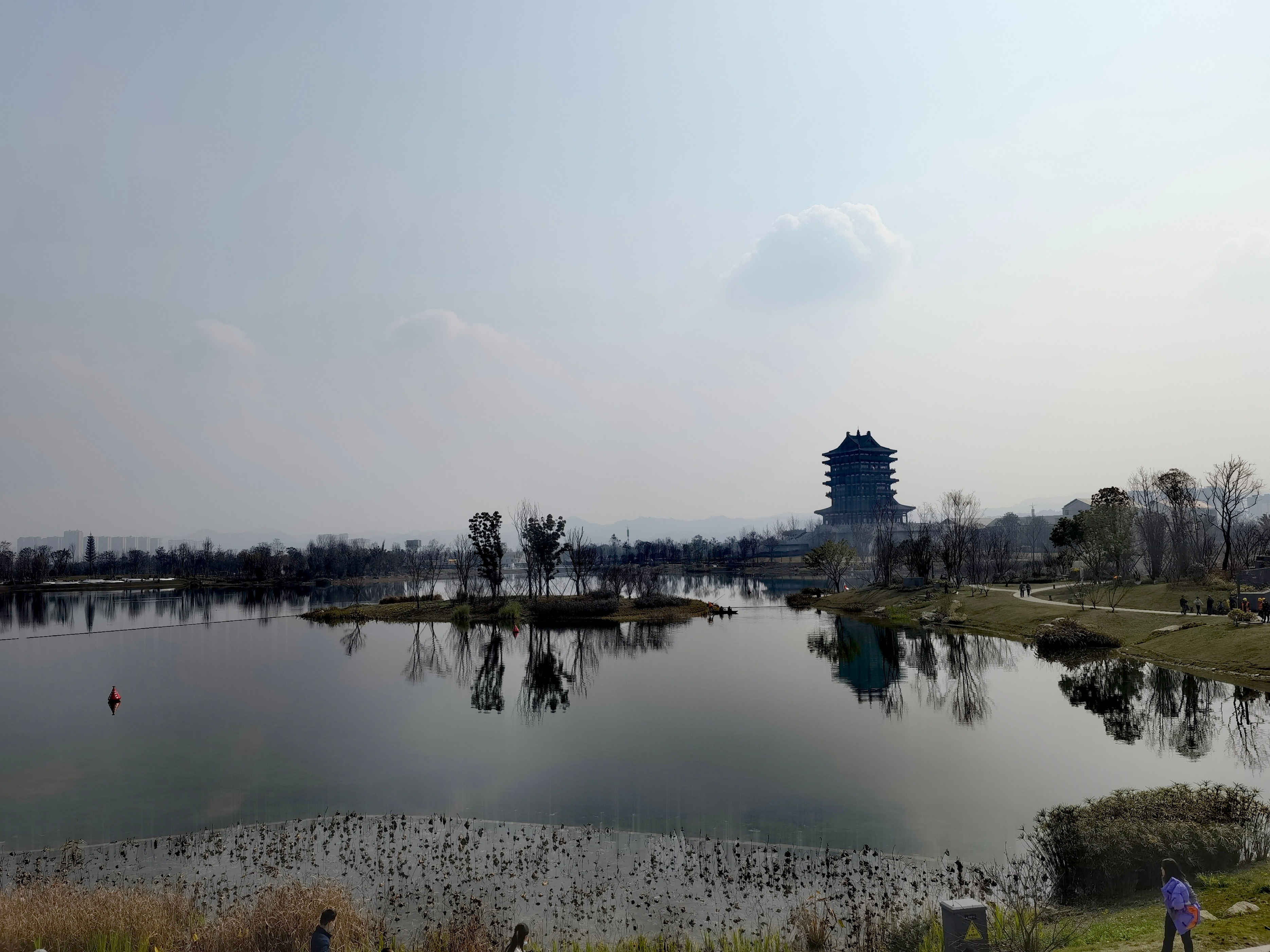 老君山|31届“大运会”开幕在即，东安湖体育公园景色如画，打卡游人如织