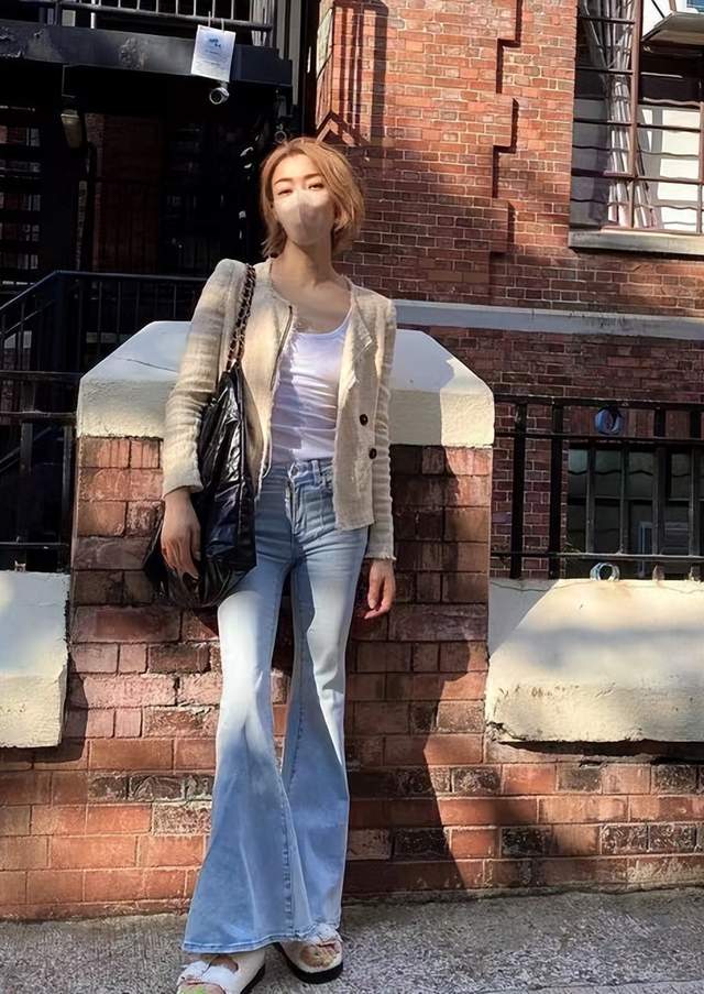 郑秀文|49岁郑秀文穿黑丝秀身材!腿部肌肉曲线好明显,戴大金链显富贵