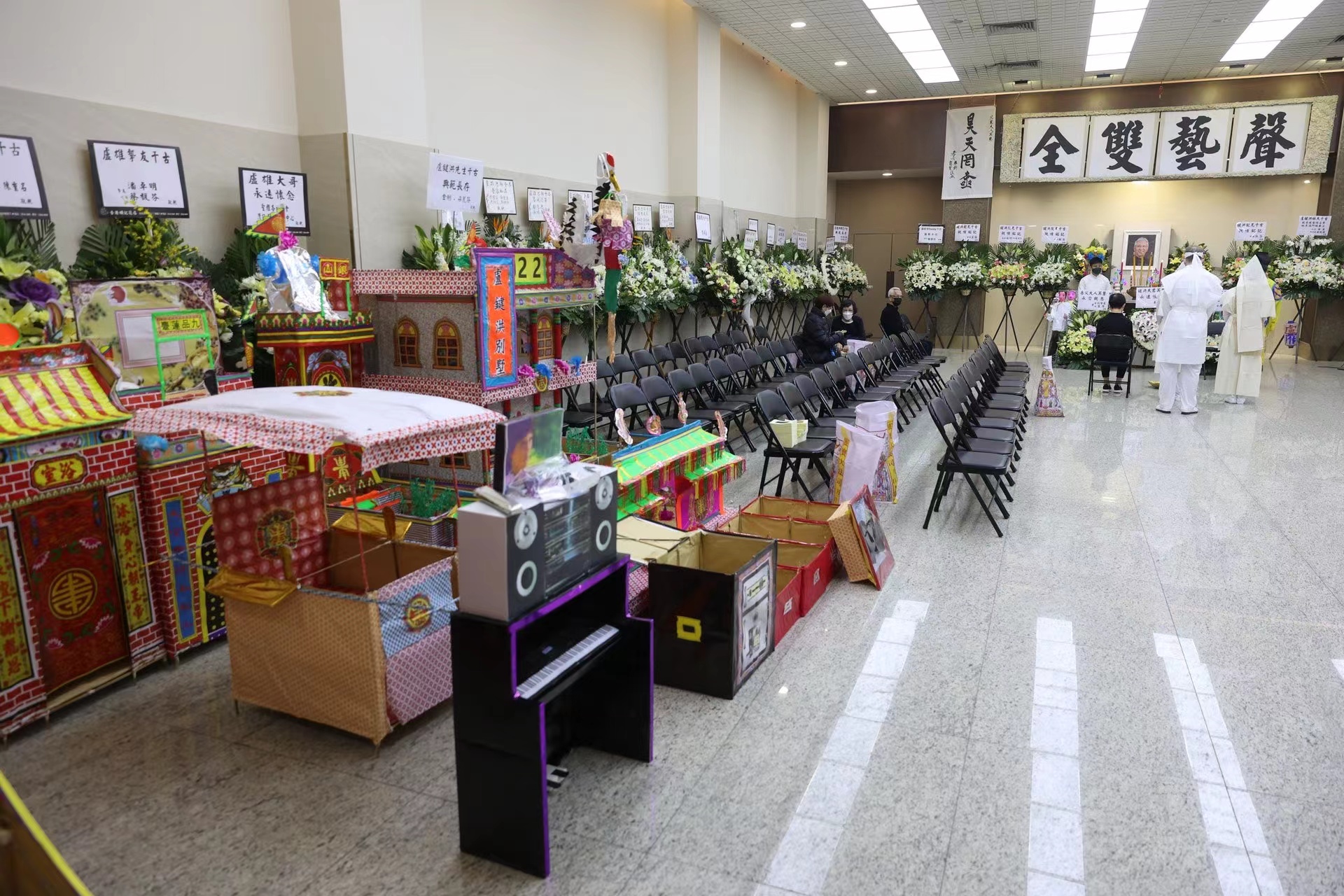 卢雄|“星爷御用配角”卢雄设灵,王祖蓝痛失恩师,携妻李亚男送花牌悼念