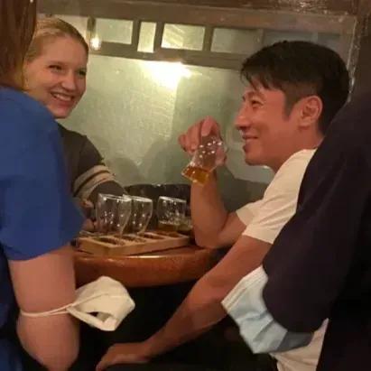 撒贝宁|撒贝宁夫妇带2岁龙凤胎逛商场，女儿一头浓密黑发，儿子长高不少