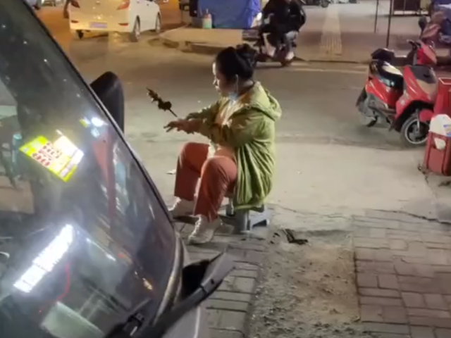 黑龙江一女子谎称锻炼，却被丈夫在夜市抓个正着，穿帮后尴尬微笑