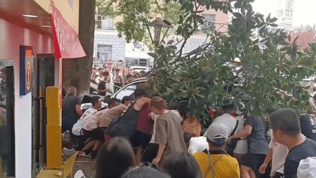 湖南女教师校内开宝马连撞3车致2人受伤:已经开始大事化小了