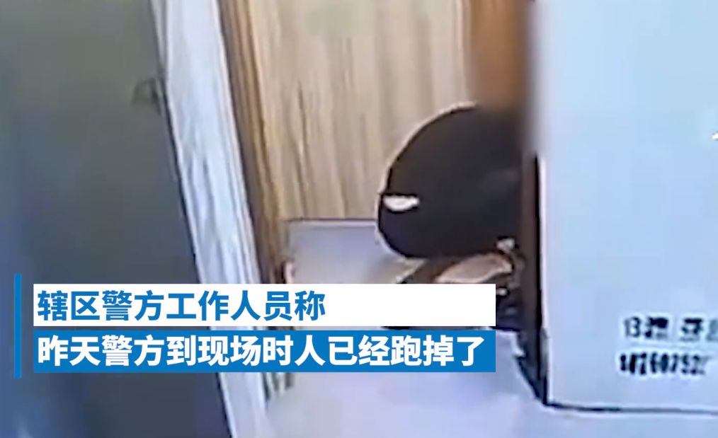 男子趴地上,偷窥女厕所,商家透露:他们是个团伙