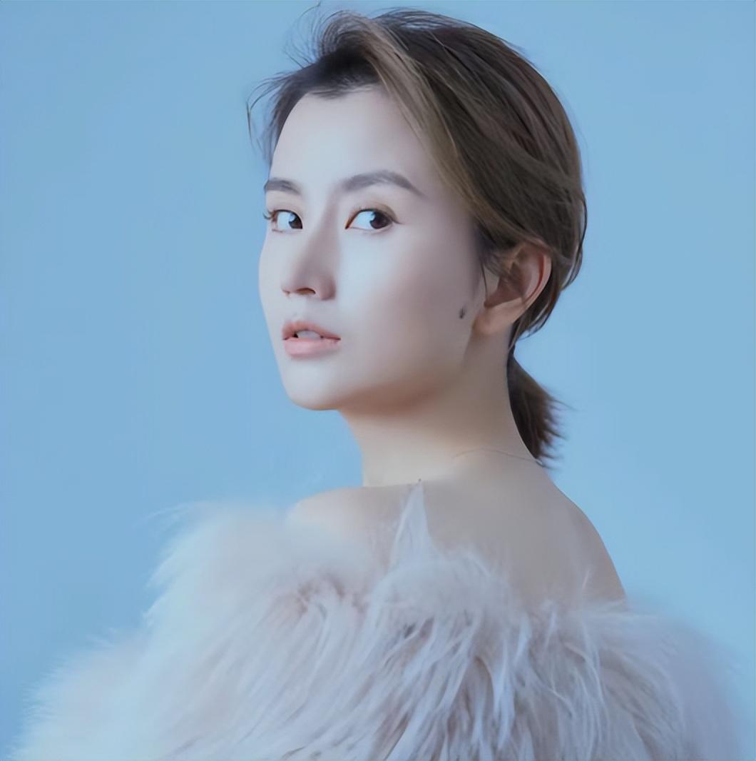 伏玟晓|东方卫视美女主持,闪婚闪离,二婚嫁富二代,今34岁独自带儿子