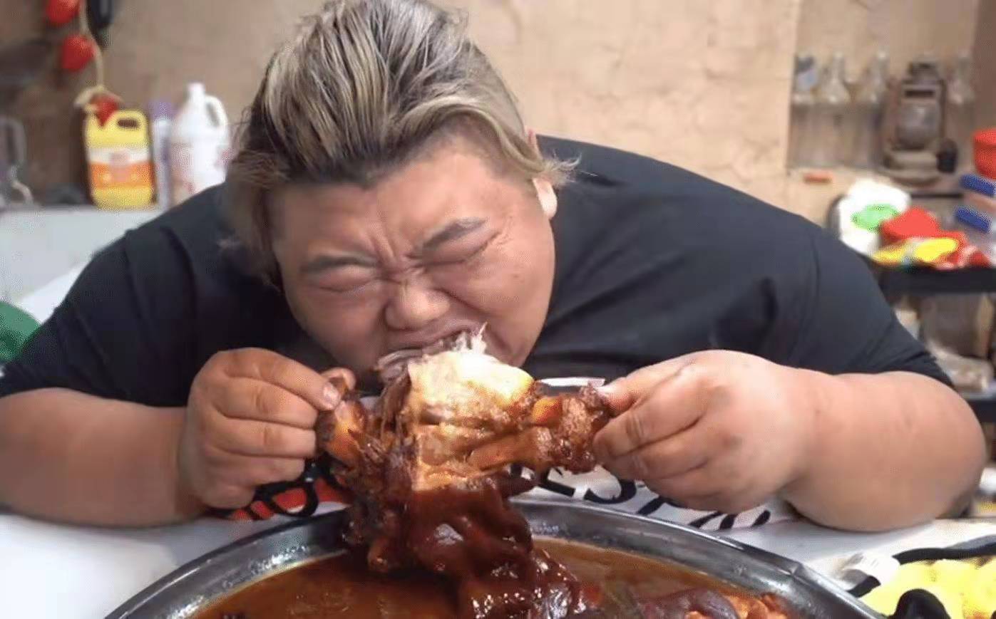 运动 500斤胖猴子已减重72斤,脸色红润运动不喘粗气,精神状态良好