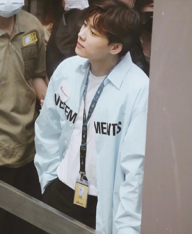 李易峰|李易峰曾线下被拍，一身蓝衬衫显清爽，生图令人感慨