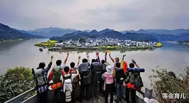 |一到饭点，导游为何悄悄离开？并非开小灶，导游说出了缘由