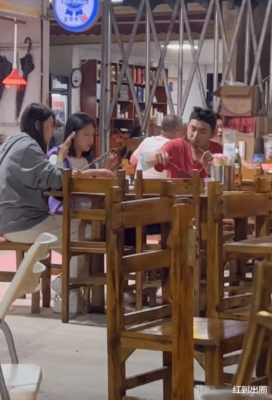 艾佳妮|王彦霖带妻子到三亚吃烤串,艾佳妮素颜露面身材臃肿,引发怀孕猜测