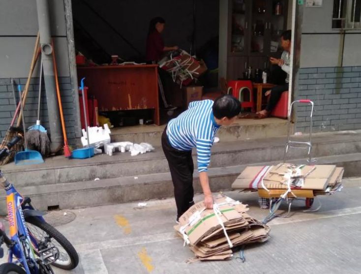那些家里不缺钱,却热衷捡纸壳的老年人