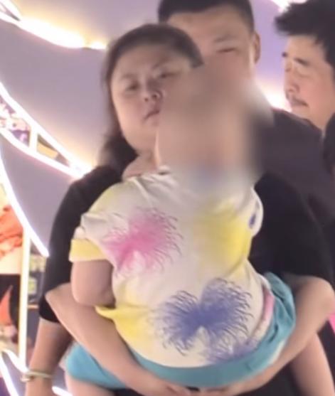 沈腾|沈腾被曝离婚后，妻子王琦首露面，孕相十足胖成了“贾玲”